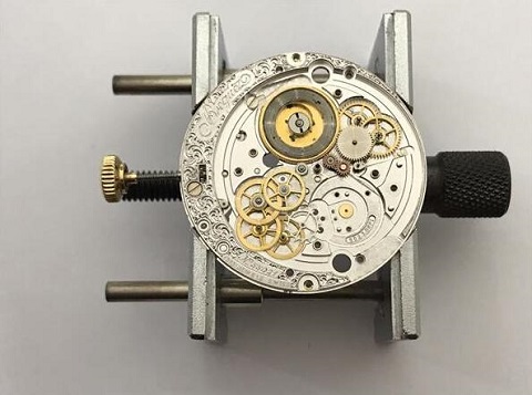 美度手表官网售后电话（美度手表清洁表盘）